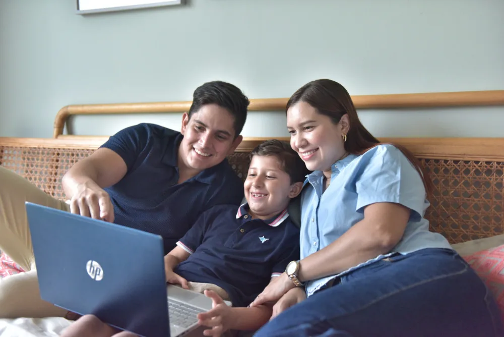 Familia consultando información en línea, imagen del sitio de Aliat